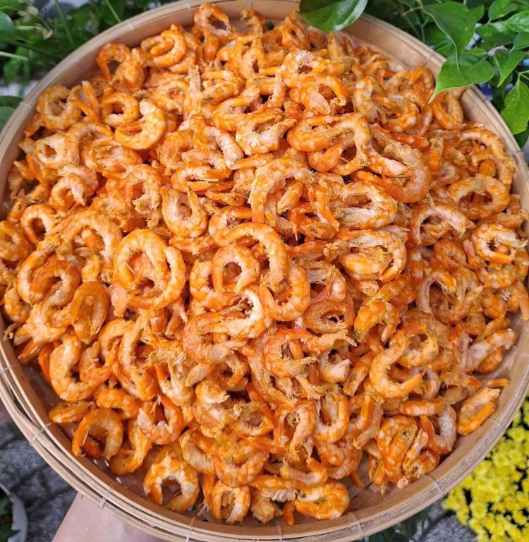 Tôm khô là mặt hàng tăng giá mạnh trong dịp Tết năm nay do nguồn nguyên liệu khan hiếm. Ảnh: Phạm Ngân