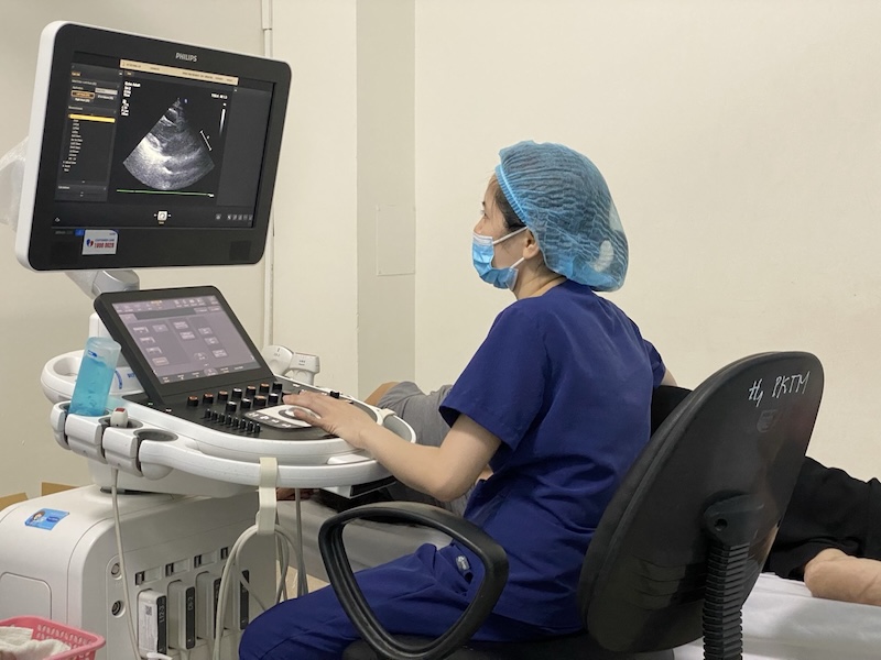 ベトナム社会保険は、X線撮影または超音波検査の技術情報は、医療保険で支払われるまでに十分な期間経過する必要があるという情報について回答しました。写真は、患者の超音波検査を受けている医師です。写真:トゥイ・リン