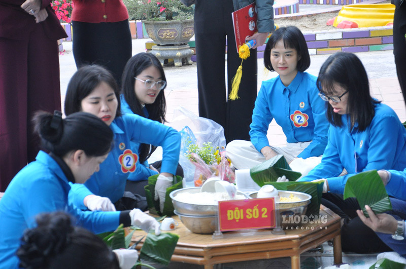 Hoạt động thi gói bánh chưng xanh tạo không khí đầm ấm khi Tết Nguyên đán đang gần kề. Ảnh: Đinh Đại
