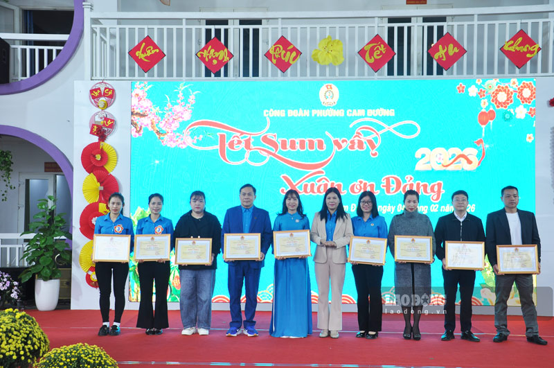 Trao bằng khen nhiều cá nhân, tập thể có thành tích trong hoạt động công đoàn. Ảnh: Đinh Đại