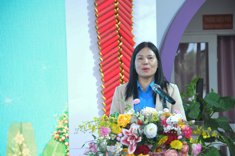 Chủ tịch Liên đoàn Lao động tỉnh Lào Cai Nguyễn Thị Bích Nhiệm đánh giá cao việc tổ chức chương trình Tết Sum vầy của Công đoàn Cam Đường. Ảnh: Đinh Đại