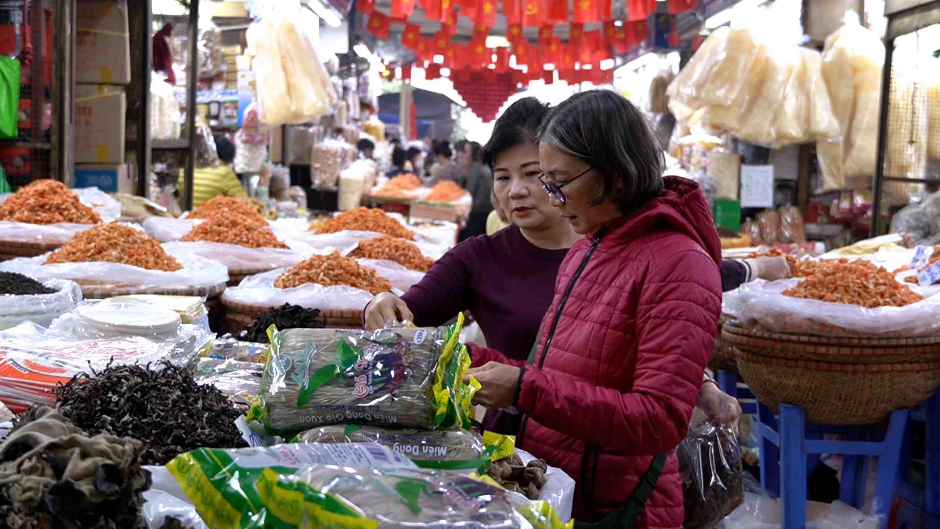 Tet goods are full of stalls, customers are sparse, Dong Xuan market is quiet.