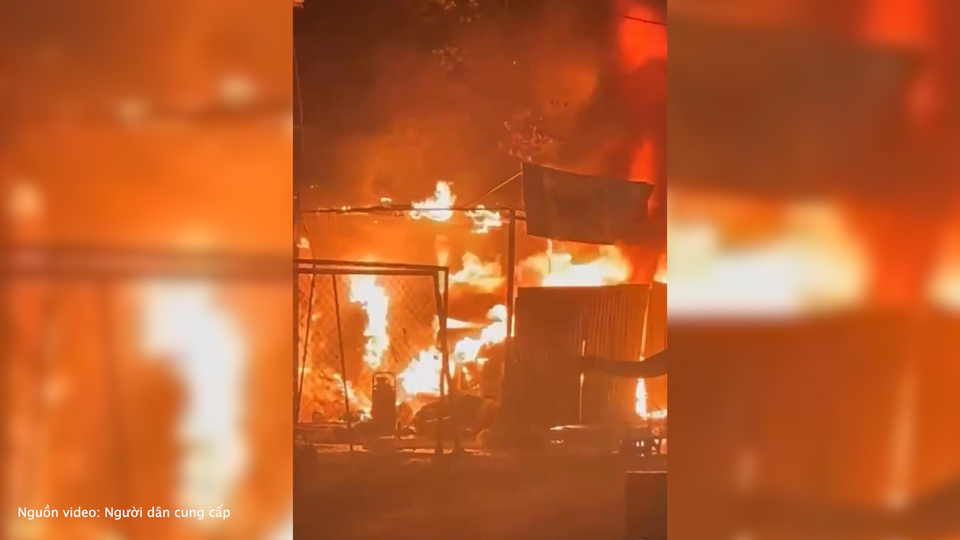 Las autoridades competentes continúan investigando la causa del incendio de una casa en la madrugada del 4 de febrero en la comuna de Vinh Loc. Foto: Dong Hoang