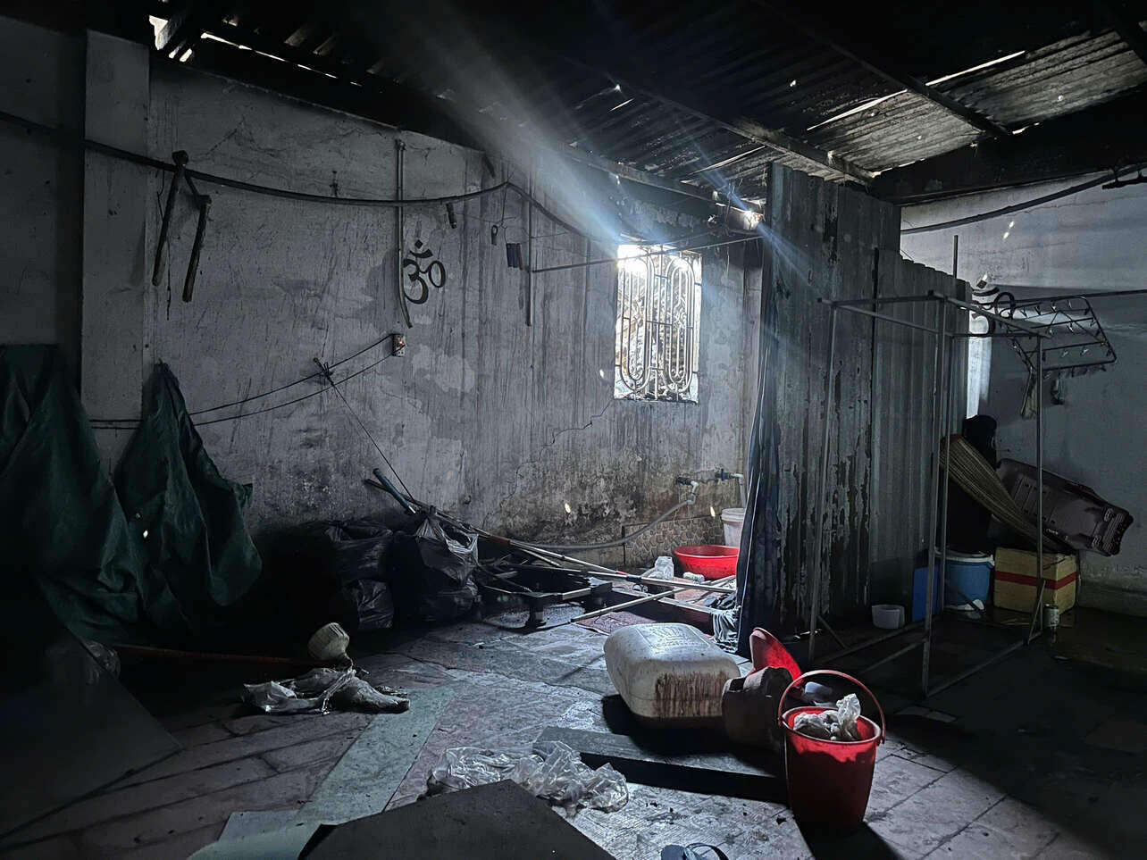 Vụ cháy khiến nhiều tài sản bên trong căn nhà bị thiêu rụi. Ảnh: Đông Hoàng