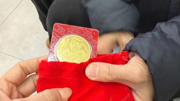 Picking up valuable gold, a Hanoi woman quickly returned it to the person who dropped it. Photo: Character provided