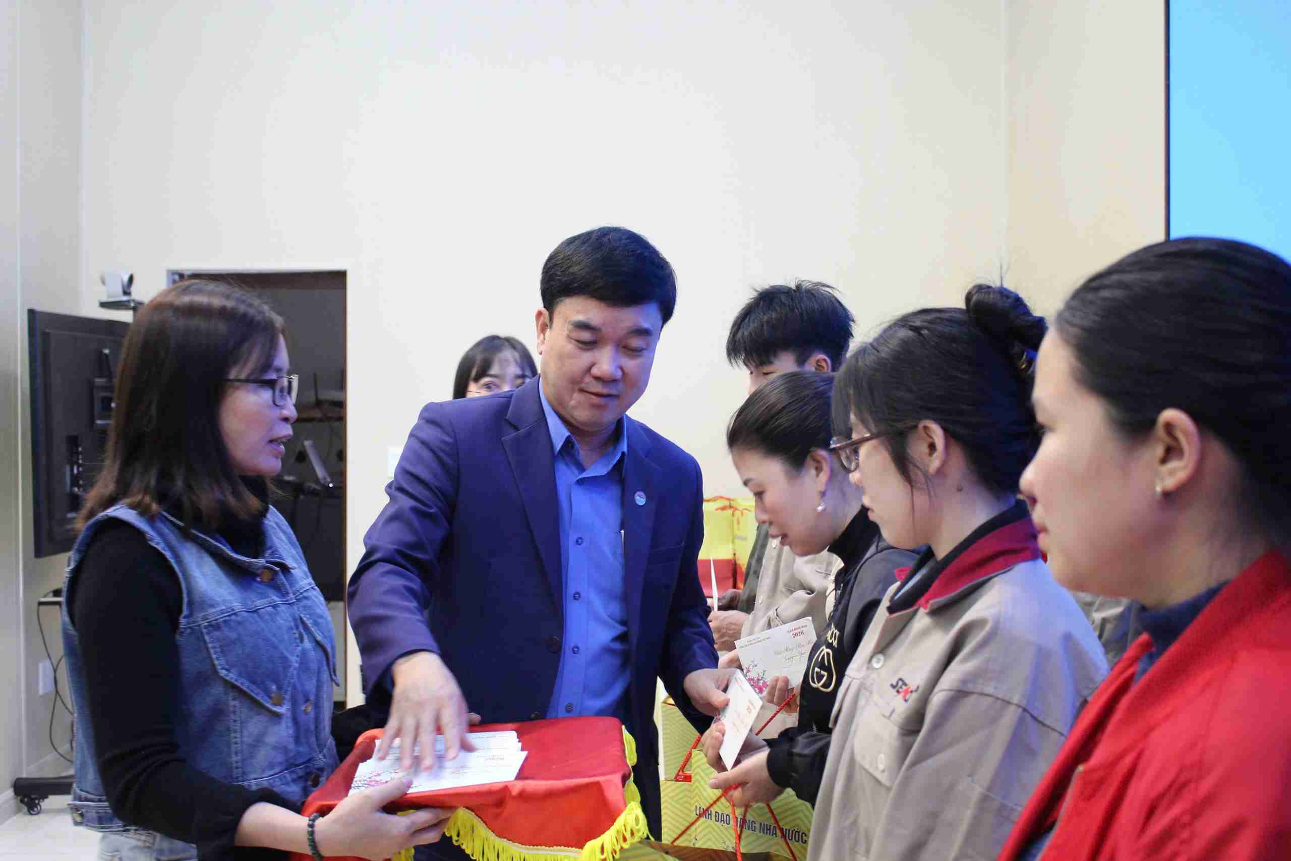 Ông Nguyễn Văn Quyết - Phó Chủ tịch Thường trực Liên đoàn Lao động TP Hải Phòng trao quà Tết cho đoàn viên, người lao động phường Thành Đông.