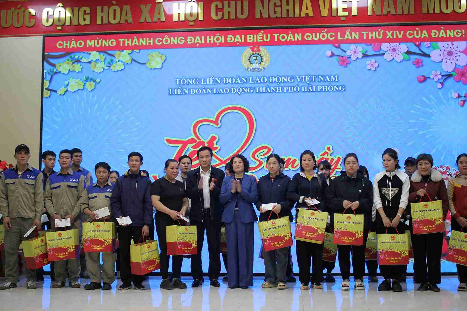 Los regalos de Tet traen la preocupación y el aliento de los líderes de todos los niveles para los trabajadores. Foto: Mai Huong
