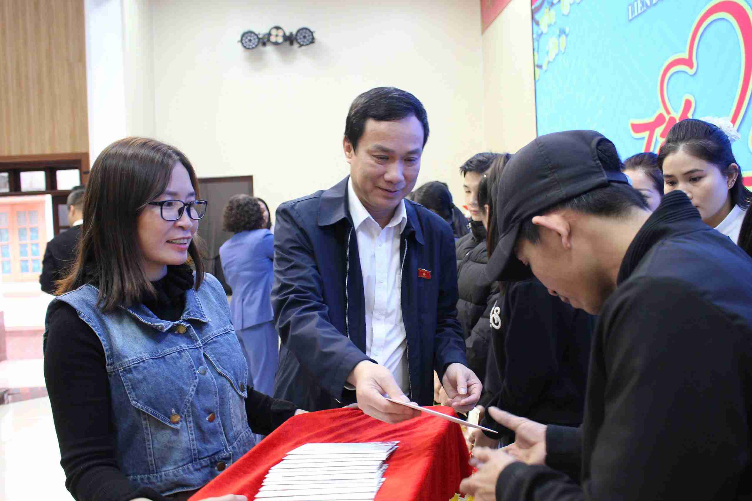 Ông Triệu Thế Hùng – Phó Chủ nhiệm Ủy ban Văn hóa và Xã hội của Quốc hội trao quà Tết cho đoàn viên, người lao động phường Thành Đông, TP Hải Phòng.