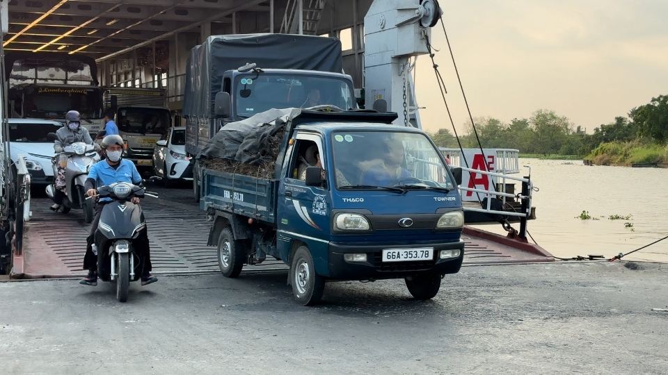 Tài xế xe chở hàng lo ngại chậm tiến độ khi chờ qua phà Đình Khao trong thời điểm phương tiện tăng cao dịp cận Tết. Ảnh: Hoàng Lộc