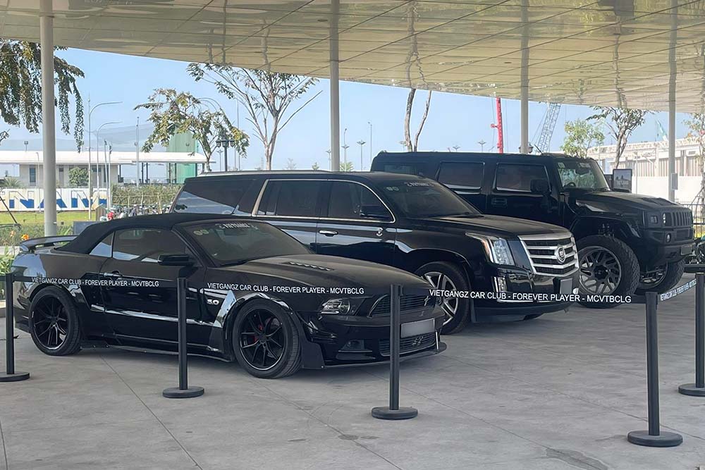 The black painted American car collection of the Hanoi car enthusiast group, with a 26-inch wheeled Hummer H2 and Ford Mustang GT/CS Convertible, attracts the attention of the car enthusiast community. Photo: Duc Binh