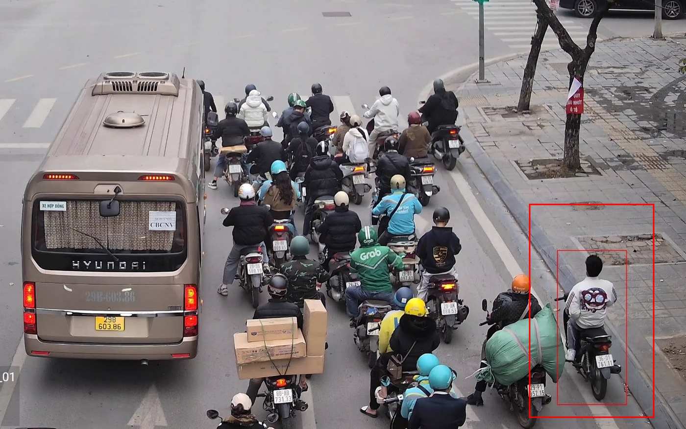 Motorcyclists without helmets are recorded by AI cameras. Photo: Traffic Police Department