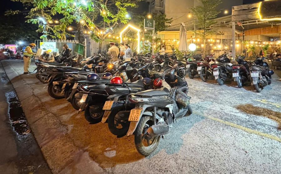 Các cơ sở kinh doanh đỗ xe trên vỉa hè, lòng đường trái phép. Ảnh: PC08