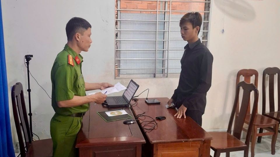 The police issued a decision to prosecute the accused, prohibiting them from leaving their place of residence to investigate the act of property theft caused by breaking into people's houses. Photo: Police provided