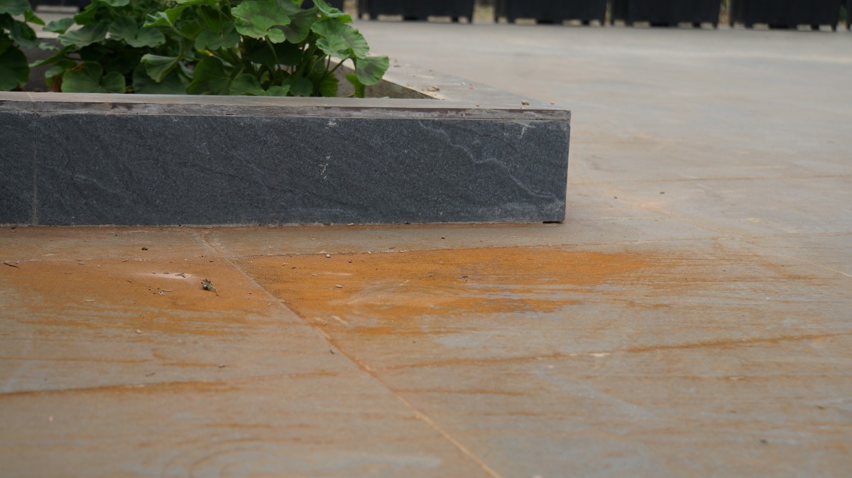 Lớp bụi vàng nâu bám đầy nhà dân ở phường Hồng An. Ảnh: Ngọc Trinh