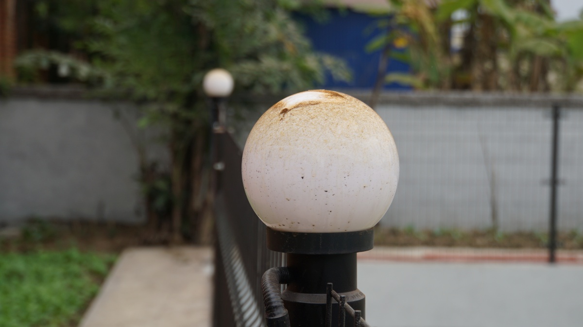 Chiều 4.2, đại diện doanh nghiệp làm việc với các hộ dân để ghi nhận mức độ ảnh hưởng của sự cố. Ảnh: Ngọc Trinh