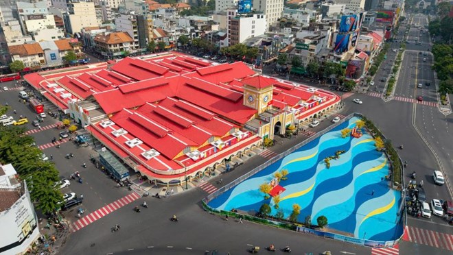 Chợ Bến Thành được sơn mới, khu vực quảng trường sơn hình sóng nước. Ảnh: Anh Tú