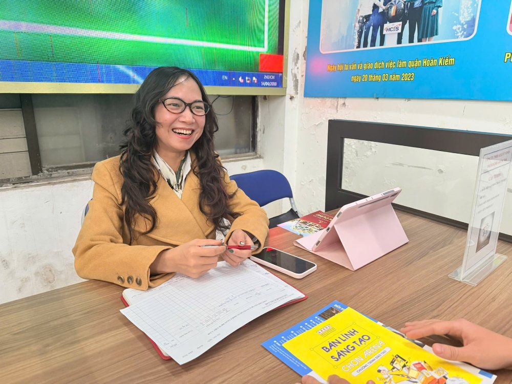 Bà Phan Thị Phương Anh - Công ty TNHH August Venus - Prudential Hoàng Mai mong muốn tiếp cận những ứng viên đã tốt nghiệp đại học. Ảnh: Quỳnh Chi