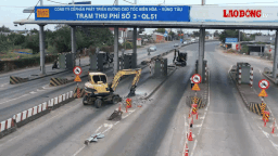 Dismantling toll station T3 on National Highway 51, section passing through Ho Chi Minh City. Photo: Thanh An