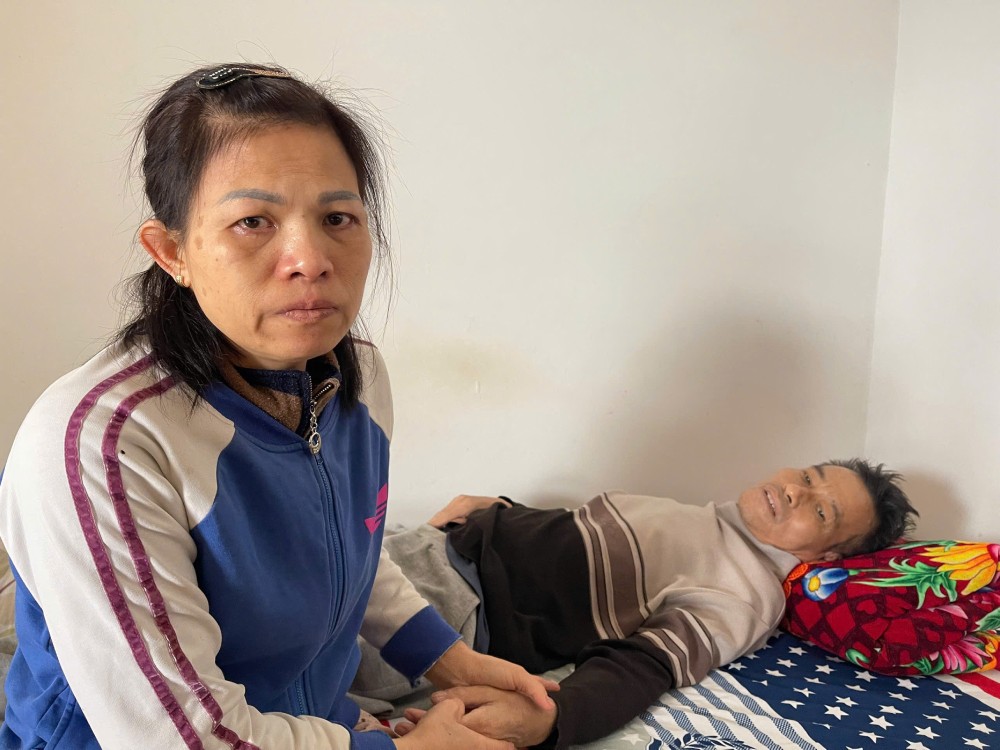 Ms. Hoa is forced to take regular leave to be on duty to take care of her husband's cancer, causing income to become increasingly depleted, and the family's difficulties are piled up. Photo: Quynh Chi
