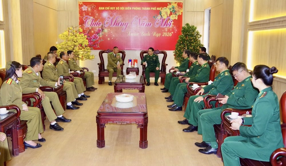 La Guardia Fronteriza de la ciudad de Hue y la Policía de Salavan fortalecen la coordinación y fortalecen la amistad. Foto: Vo Tien
