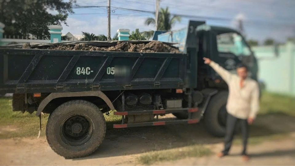 빈푸사 공안은 불법 논 표토 운반 사건을 적발하여 보고서를 작성했습니다. 사진: 공안 제공