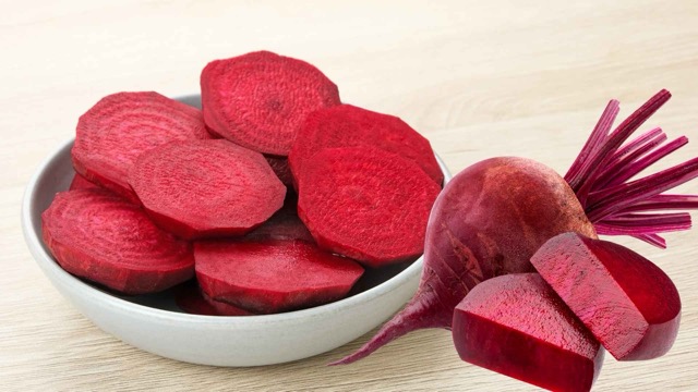 Beetroot is a root vegetable that contains a lot of iron, combined with folate and vitamin C, which helps improve blood formation. Graphic photo: Huong Son
