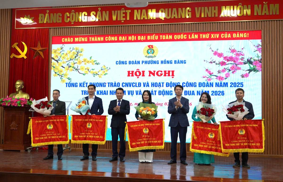 Nhiều tập thể, cá nhân có thành tích xuất sắc được các cấp Công đoàn biểu dương, khen thưởng. Ảnh: Mai Dung