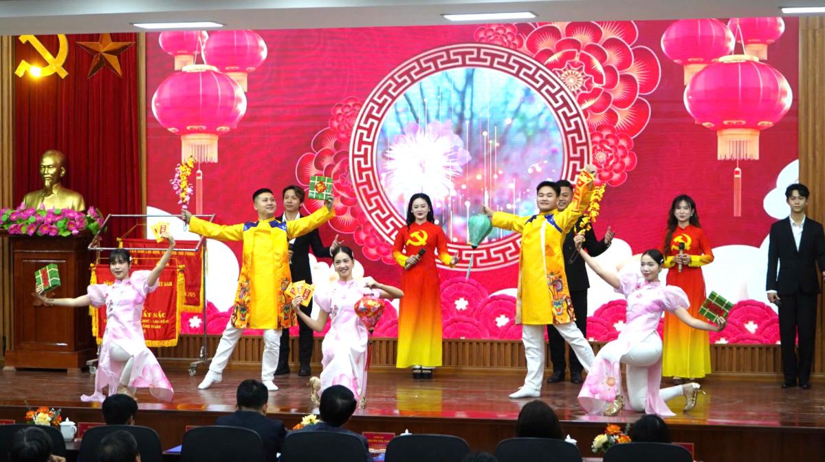 Chương trình văn nghệ đặc sắc mở đầu Tết Sum vầy - Xuân ơn Đảng của CNVCLĐ phường Hồng Bàng. Ảnh: Mai Dung