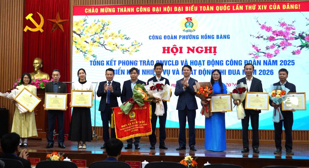 홍방구 노동조합의 뛰어난 성과를 거둔 많은 단체와 개인이 베트남 노동총연맹의 경쟁 깃발과 표창장을 받았습니다. 사진: 마이 융