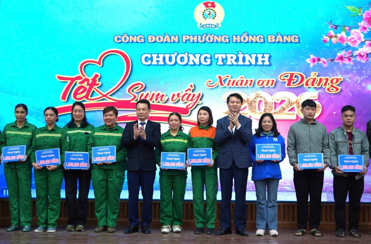 Người lao động phường Hồng Bàng nhận quà, trợ cấp Tết từ UBND thành phố và LĐLĐ thành phố. 