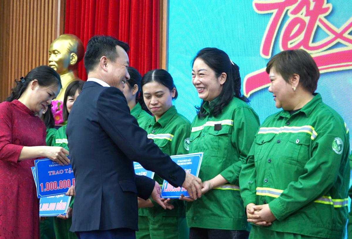 Lãnh đạo LĐLĐ TP Hải Phòng trao trợ cấp tặng đoàn viên phường Hồng Bàng. Ảnh: Mai Dung