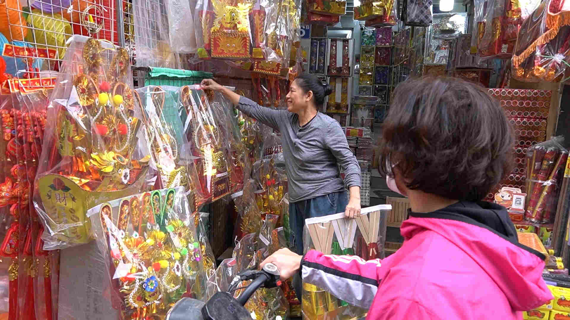 Hanoi people buy votive paper early for the Ong Cong and Ong Tao worshiping ceremony