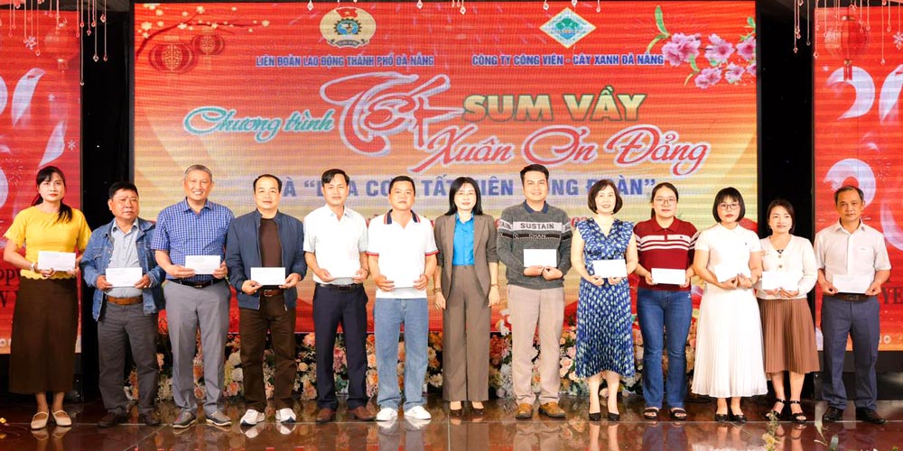 판티투이린 다낭시 노동총연맹 위원장(오른쪽에서 7번째)이 "노동조합 송년회"에서 조합원과 노동자들에게 선물을 전달하고 있습니다. 사진: 다낭 노동조합.