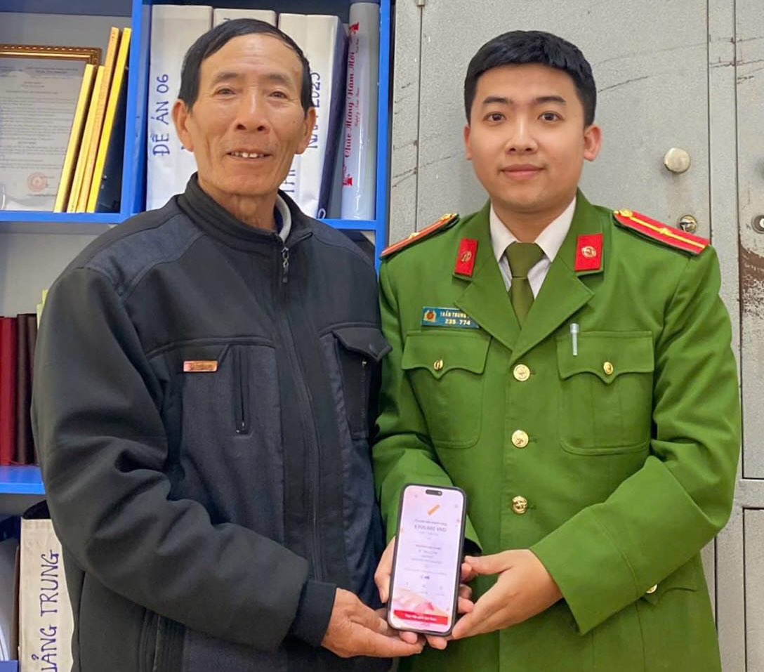 Casi 10 millones de VND fueron devueltos por la gente después de denunciarlo a la policía. Foto: Policía del barrio de Ba Don