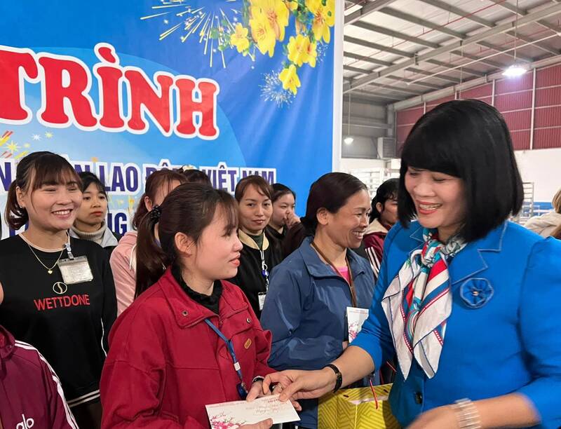 어려운 환경에 처한 조합원, 노동자에게 선물 증정. 사진: 비엣 박