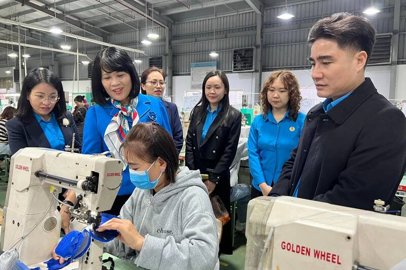 Đoàn công tác thăm hỏi, động viên người lao động. Ảnh: Việt Bắc