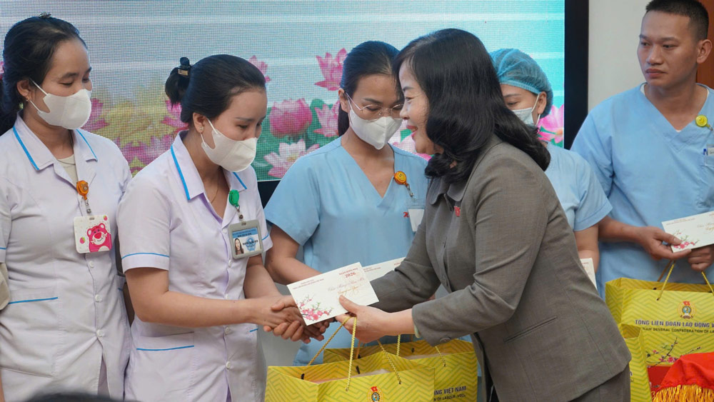 응우옌티킴투이 여사 - 국회 문화사회위원회 부위원장이 다낭 병원 노동조합 조합원에게 설날 선물을 증정하고 있습니다. 사진: 다낭 노동조합.