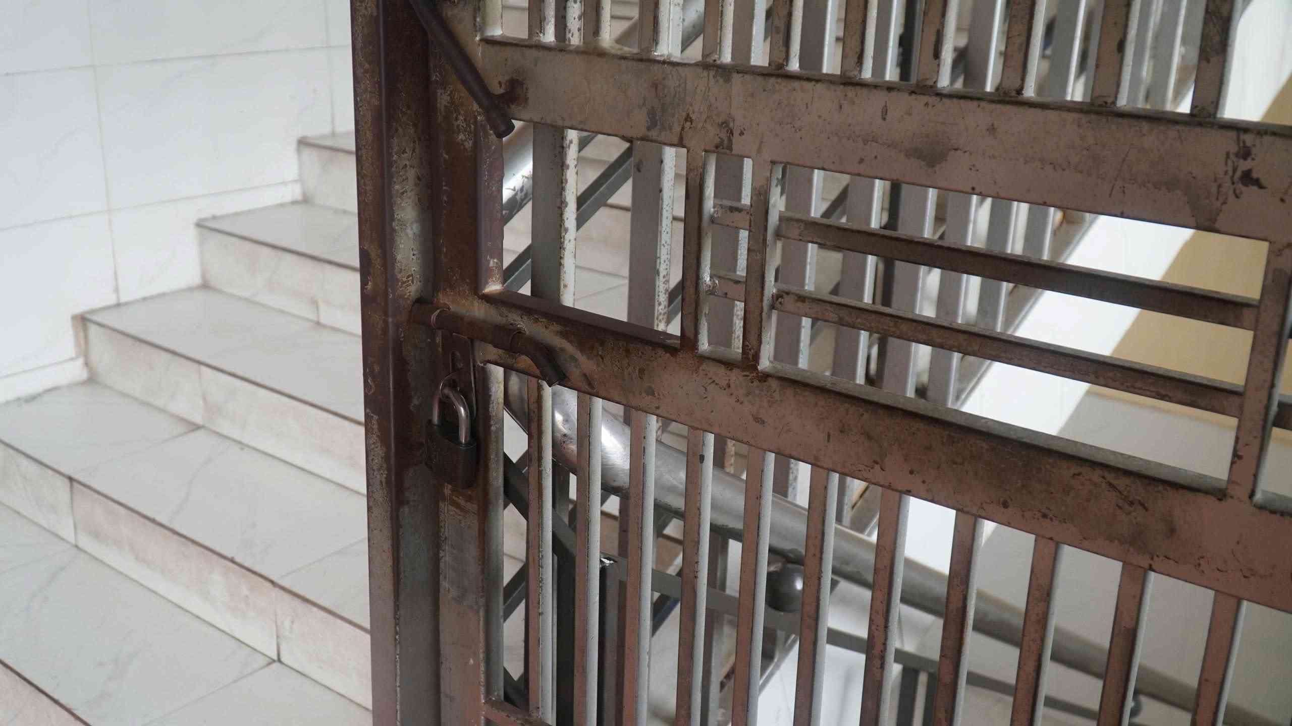 Sau cánh cửa luôn khóa là một thế giới thu nhỏ của những phận đời non trẻ. Ảnh: Minh Vũ