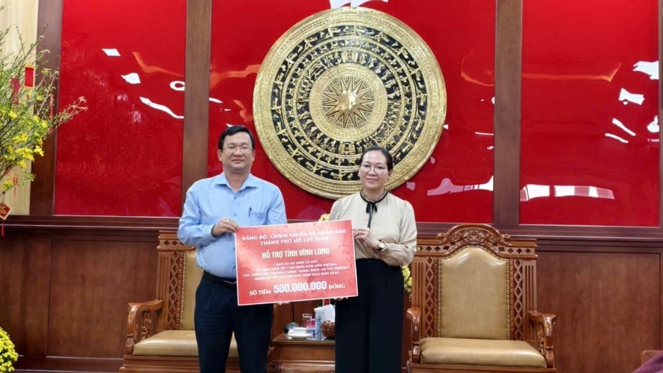 Ho Chi Minh City leaders present a symbolic plaque supporting 500 million VND to care for social security for Vinh Long province during the Binh Ngo Tet 2026. Photo: Hoang Loc