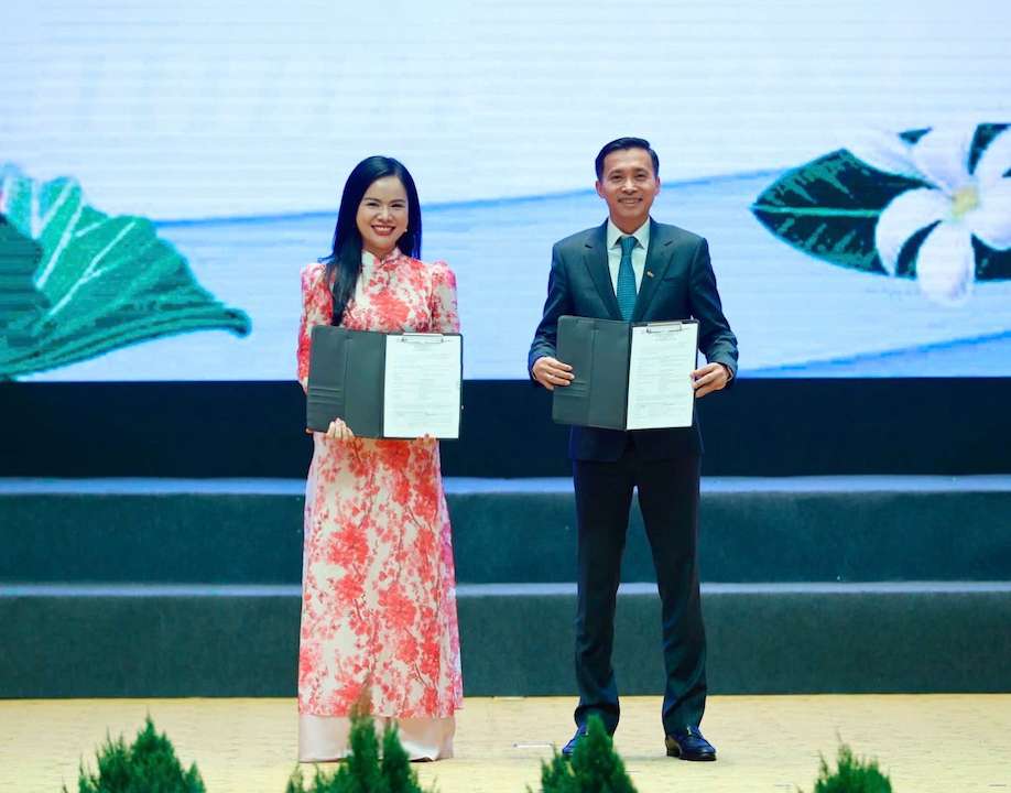 Bà Nguyễn Thị Thanh Bình, Chủ tịch Công ty TNHH MTV điện gió Savan 1 và ông Phạm Như Ánh, Tổng giám đốc Ngân hàng TMCP Quân Đội (MB) trao thỏa thuận thu xếp vốn cho dự án điện gió Savan 1. Ảnh Nhật Bắc/VGP