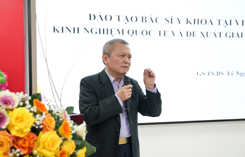 GS. TS Lê Ngọc Thành - Recteur de l'Université de médecine et de pharmacie - Université nationale de Hanoï s'exprimant lors de la table ronde. Photo: Thùy Linh