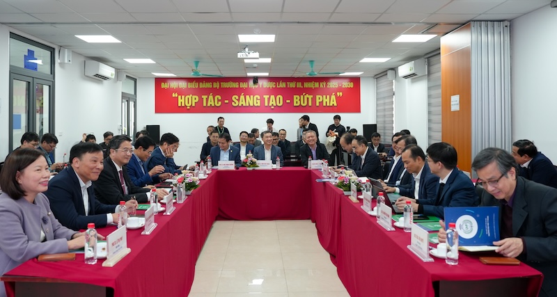 Nhiều chuyên gia, lãnh đạo các trường đào tạo y dược tham gia buổi tọa đàm. Ảnh: Thùy Linh