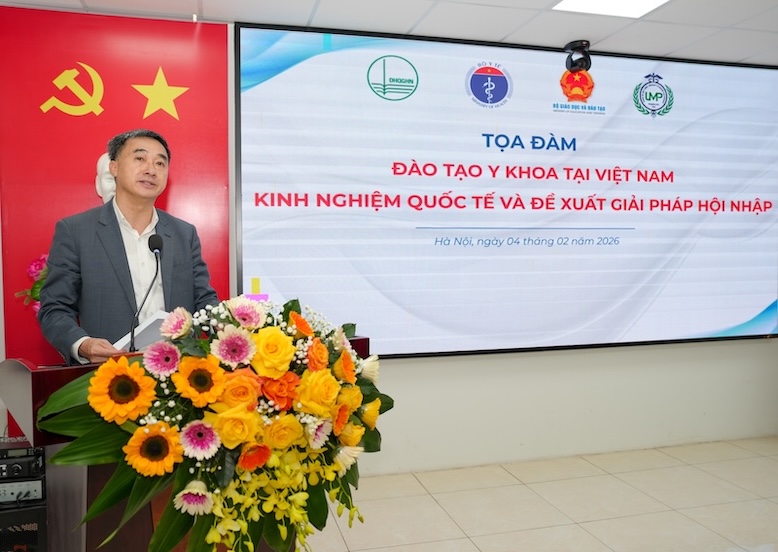 Thứ trưởng Bộ Y tế Trần Văn Thuấn phát biểu tại buổi tọa đàm. Ảnh: Thùy Linh