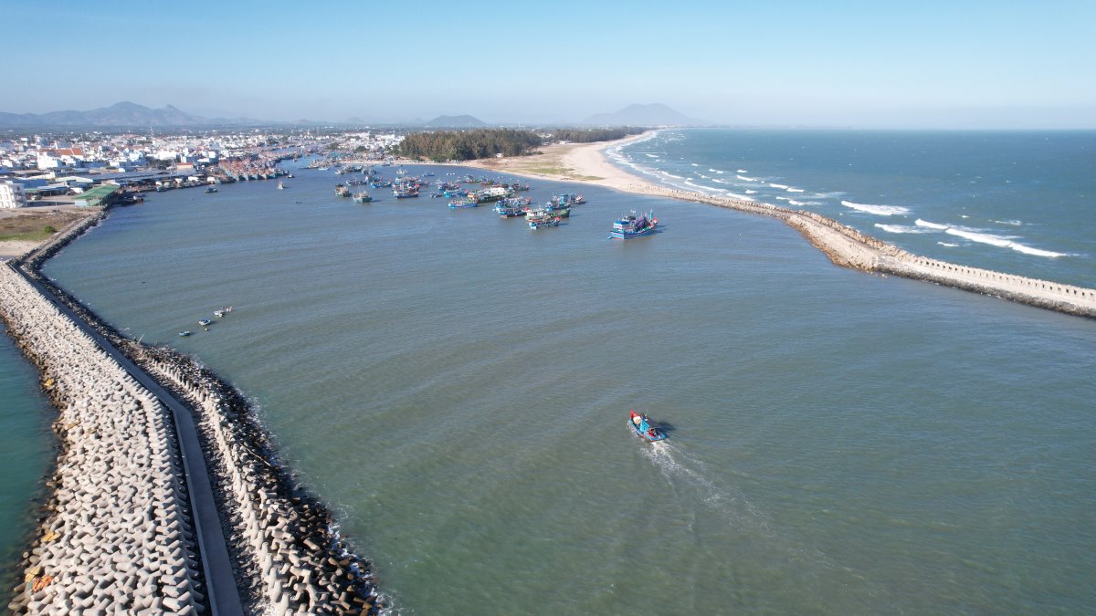 ラギ港の入り口は現在、深刻な土砂堆積に見舞われており、出入りする漁船にとって危険です。写真:ズイ・トゥアン