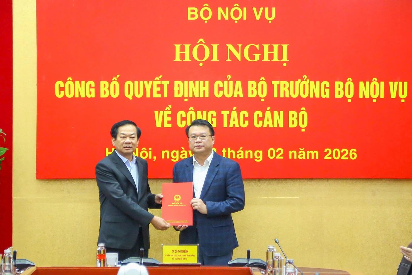 Minister of Home Affairs Do Thanh Binh presents the decision to appoint Chief of Office of the Ministry of Home Affairs Bui Huy Tung. Photo: Tong Giap