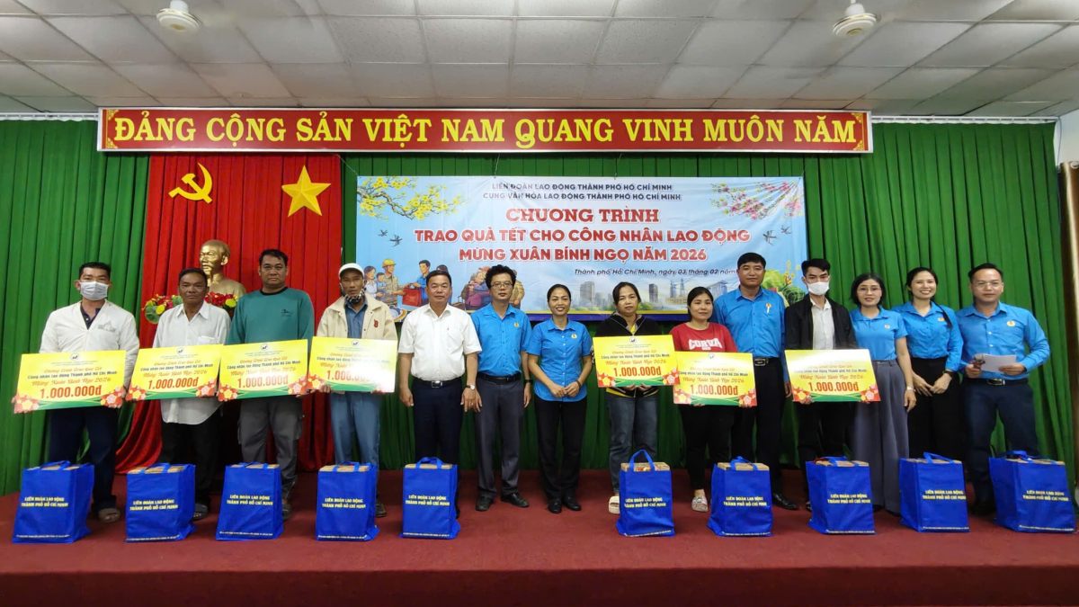 Giving Tet gifts to 100 workers in difficult circumstances, suffering from critical illnesses. Photo: Labor Federation