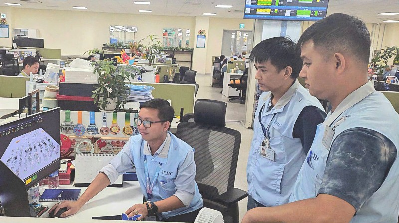 Các sáng kiến, cải tiến kỹ thuật của anh Nguyễn Tăng Pháp (người ngồi) từ năm 2022 tới tháng 2.2025, làm lợi cho công ty gần 17 tỉ đồng. Ảnh: Đức Long