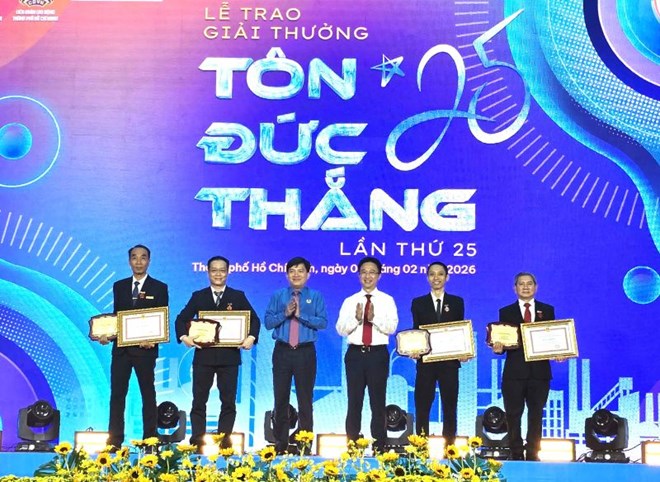 Vice President of the Vietnam General Confederation of Labor Nguyen Xuan Hung (third from the left) and Mr. Dang Minh Thong - Deputy Secretary of the Ho Chi Minh City Party Committee (third from the right) present the Ton Duc Thang Award to typical engineers and workers. Photo: Nam Duong