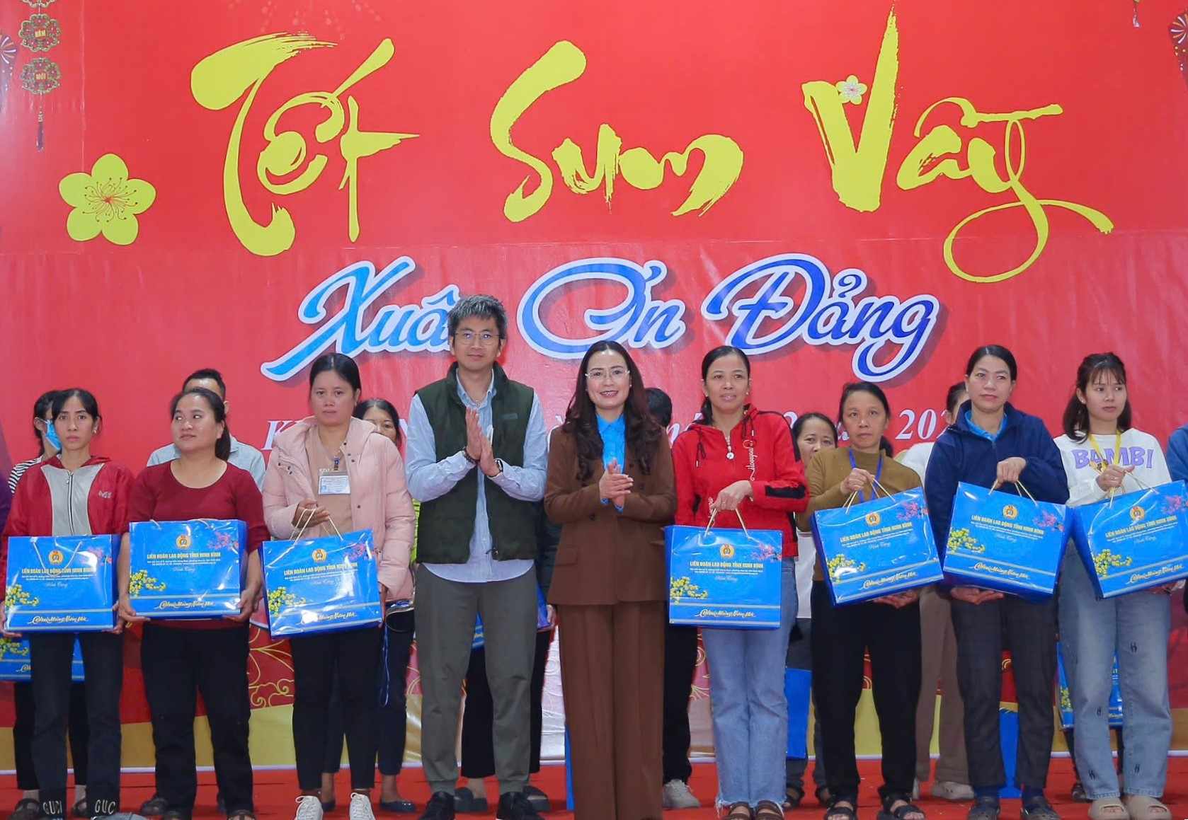 Representantes de los líderes de la Federación Laboral Provincial de Ninh Binh y la Compañía de Responsabilidad Limitada de Producción de Calzado Chung Jye entregan regalos a miembros del sindicato y trabajadores en circunstancias difíciles. Foto: Dieu Anh