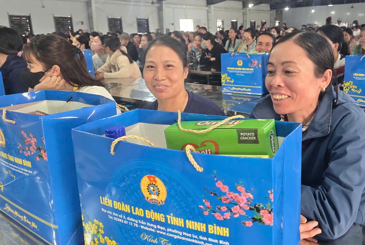 Niềm vui của đoàn viên, CNLĐ khi được nhận quà Tết. Ảnh: Diệu Anh